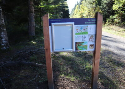 panneau vitrine sentier foret